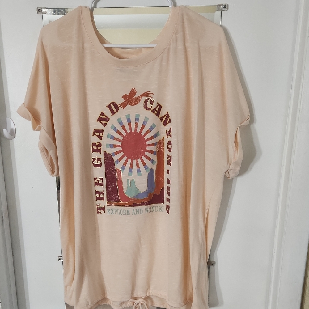Explore and Wonder Women's Graphic Tee - Peach